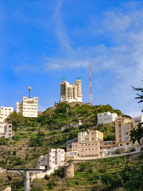 المنازل والبيوت القديمة ، مناظر الطبيعة في محافظة فيفاء بمنطقة جازان جنوب المملكة العربية السعودية ،معالم وأماكن سياحية طبيعية ، المدرجات الزراعية الخضراء والاشجار على القمم والمرتفعات الجبلية، خلفية الطبيعة