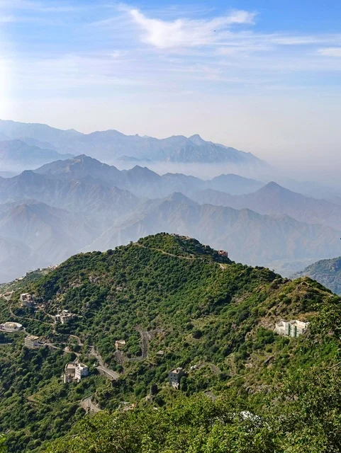 المدرجات الزراعية الخضراء والاشجار على القمم والمرتفعات الجبلية، مناظر الطبيعة في محافظة فيفاء بمنطقة جازان جنوب المملكة العربية السعودية ، المنازل والبيوت القديمة ،معالم وأماكن سياحية طبيعية ، خلفية الطبيعة