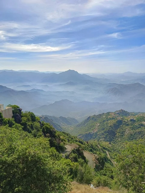 المدرجات الزراعية الخضراء والاشجار على القمم والمرتفعات الجبلية، مناظر الطبيعة في محافظة فيفاء بمنطقة جازان جنوب المملكة العربية السعودية ، المنازل والبيوت القديمة ،معالم وأماكن سياحية طبيعية ، خلفية الطبيعة
