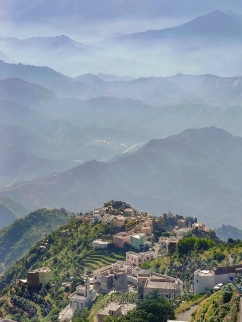 المدرجات الزراعية الخضراء والاشجار على القمم والمرتفعات الجبلية، مناظر الطبيعة في محافظة فيفاء بمنطقة جازان جنوب المملكة العربية السعودية ، المنازل والبيوت القديمة ،معالم وأماكن سياحية طبيعية ، خلفية الطبيعة