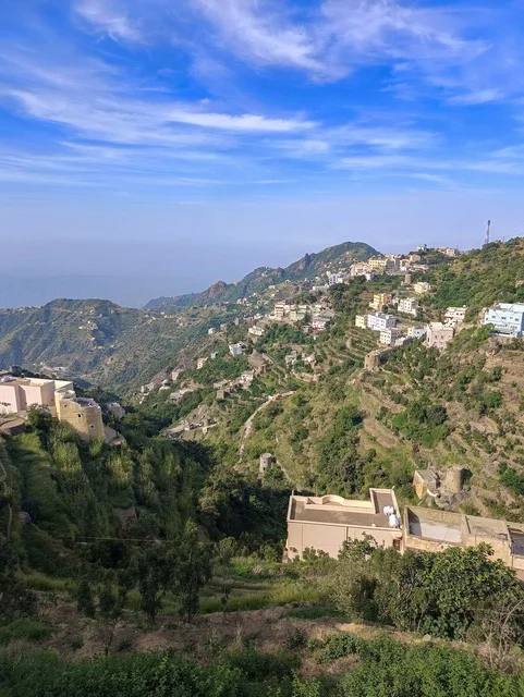 مكان ومنطقة سياحية طبيعية، مناظر الطبيعة في محافظة فيفاء بمنطقة جازان جنوب المملكة العربية السعودية ، المنازل والبيوت القديمة ، المدرجات الزراعية الخضراء والاشجار على القمم والمرتفعات الجبلية، خلفية الطبيعة