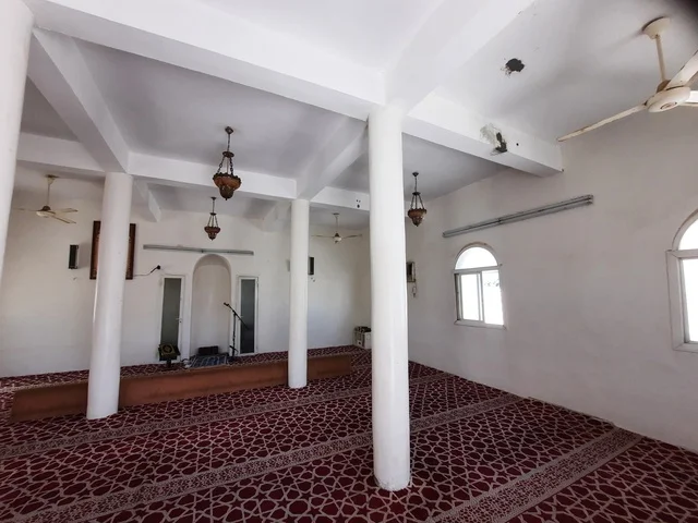 منظر داخلي لمسجد عداس التاريخي في الطائف، ومقاصد اسلامية مقدسة، العبادة والتقرب الى الله، دعوة المسلمين للصلاة جماعة، المعالم والمساجد الإسلامية والاثرية في السعودية