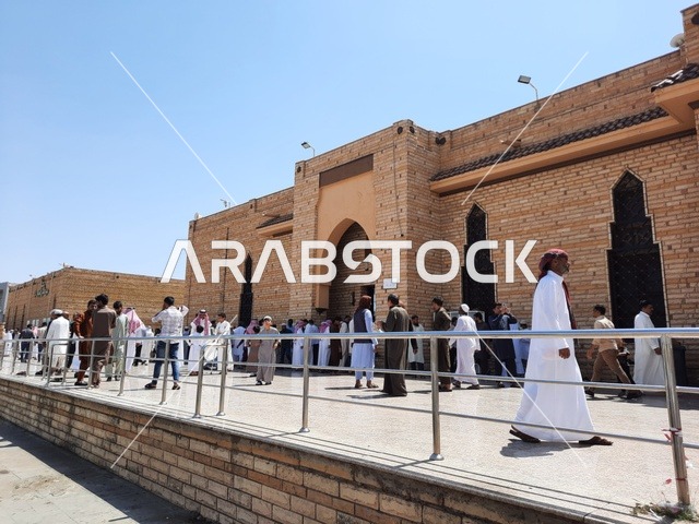 دعوة المسلمين للصلاة جماعة يوم الجمعة ،مسجد عداس التاريخي في الطائف، ومقاصد اسلامية مقدسة، العبادة والتقرب الى الله،  المعالم والمساجد الإسلامية والاثرية في السعودية