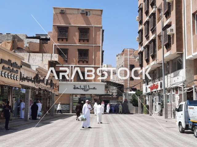منظر نهاري من خارج مسجد عبدالله بن عباس بعد صلاة الجمعة في الطائف، المعالم والمساجد الإسلامية والاثرية في السعودية، العبادة والتقرب الى الله