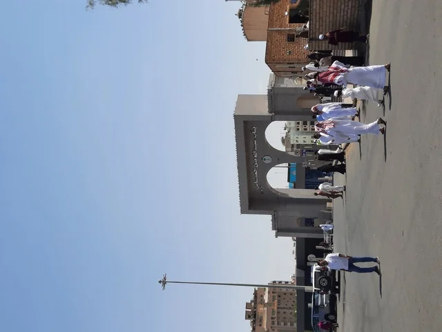 منظر نهاري من خارج مسجد عبدالله بن عباس بعد صلاة الجمعة في الطائف، المعالم والمساجد الإسلامية والاثرية في السعودية، العبادة والتقرب الى الله