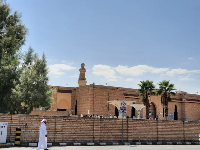 منظر لمسجد عبد الله بن عباس خلال النهار، بعد صلاة الجمعة مباشرة في الطائف، المعالم والمساجد الإسلامية والاثرية في السعودية، العبادة والتقرب الى الله