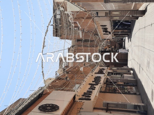 العبادة والتقرب الى الله، منظر نهاري من خارج مسجد عبدالله بن عباس بعد صلاة الجمعة في الطائف، المعالم والمساجد الإسلامية والاثرية في السعودية