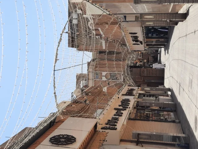 العبادة والتقرب الى الله، منظر نهاري من خارج مسجد عبدالله بن عباس بعد صلاة الجمعة في الطائف، المعالم والمساجد الإسلامية والاثرية في السعودية