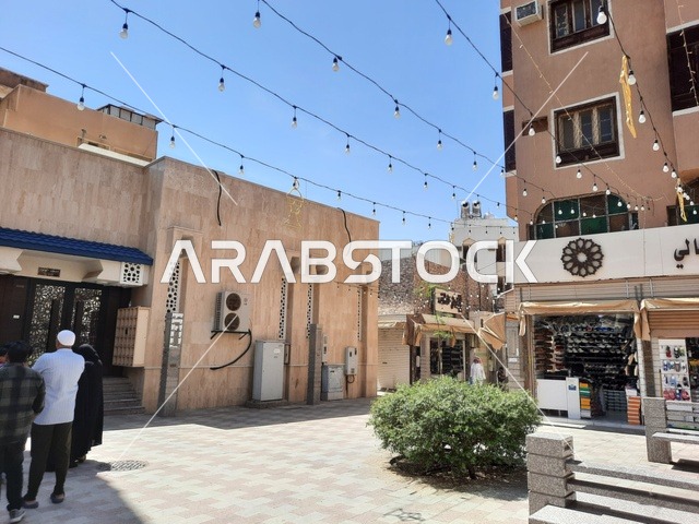 العبادة والتقرب الى الله، منظر نهاري من خارج مسجد عبدالله بن عباس بعد صلاة الجمعة في الطائف، المعالم والمساجد الإسلامية والاثرية في السعودية