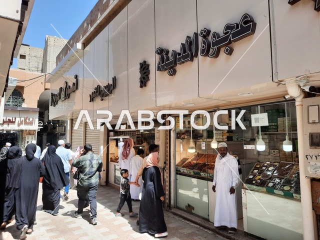 العبادة والتقرب الى الله، منظر نهاري من خارج مسجد عبدالله بن عباس بعد صلاة الجمعة في الطائف، المعالم والمساجد الإسلامية والاثرية في السعودية