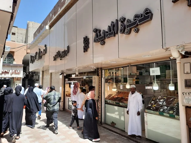 العبادة والتقرب الى الله، منظر نهاري من خارج مسجد عبدالله بن عباس بعد صلاة الجمعة في الطائف، المعالم والمساجد الإسلامية والاثرية في السعودية