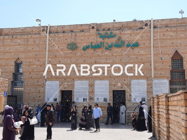 العبادة والتقرب الى الله، منظر نهاري من خارج مسجد عبدالله بن عباس بعد صلاة الجمعة في الطائف، المعالم والمساجد الإسلامية والاثرية في السعودية