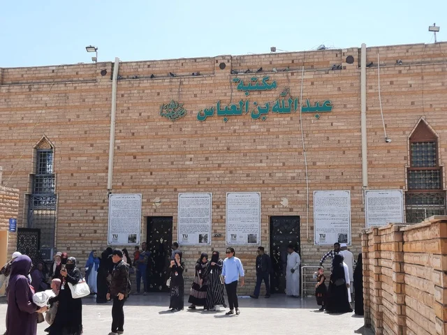 العبادة والتقرب الى الله، منظر نهاري من خارج مسجد عبدالله بن عباس بعد صلاة الجمعة في الطائف، المعالم والمساجد الإسلامية والاثرية في السعودية