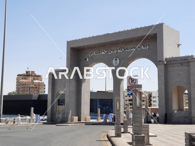 العبادة والتقرب الى الله، منظر نهاري من خارج مسجد عبدالله بن عباس بعد صلاة الجمعة في الطائف، المعالم والمساجد الإسلامية والاثرية في السعودية