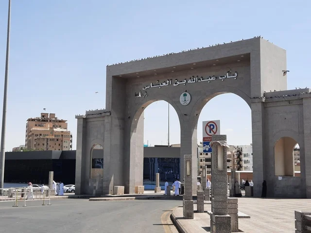 العبادة والتقرب الى الله، منظر نهاري من خارج مسجد عبدالله بن عباس بعد صلاة الجمعة في الطائف، المعالم والمساجد الإسلامية والاثرية في السعودية