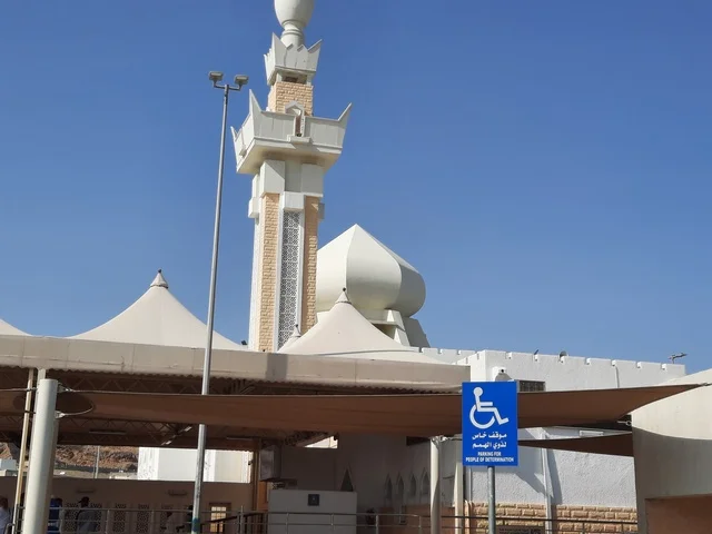 دعوة المسلمين للصلاة ، مسجد الجعرانة على طريق مكة ،الطائف خلال النهار، ، المعالم والمساجد الإسلامية والاثرية في السعودية، العبادة والتقرب الى الله