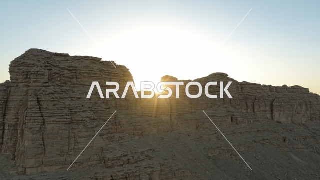 منظر طبيعي  لسلسلة جبال طويق في الرياض في المملكه العربيه السعوديه, مناطق سياحيه مميزه في الرياض, معالم السياحه الشهيره