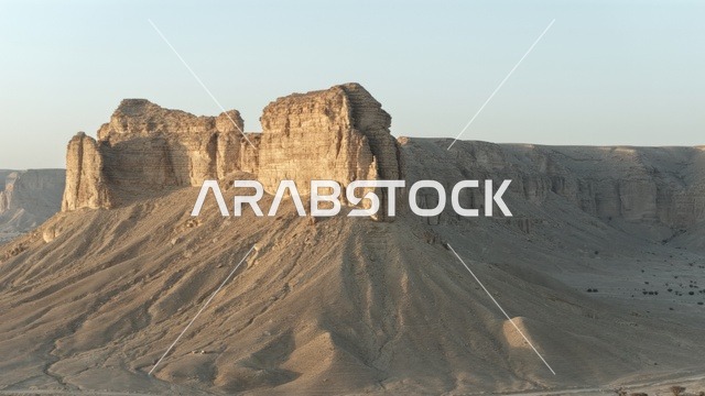 منظر طبيعي  لسلسلة جبال طويق في الرياض في المملكه العربيه السعوديه, مناطق سياحيه مميزه في الرياض, معالم السياحه الشهيره