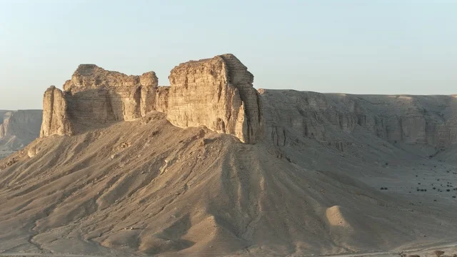 منظر طبيعي  لسلسلة جبال طويق في الرياض في المملكه العربيه السعوديه, مناطق سياحيه مميزه في الرياض, معالم السياحه الشهيره