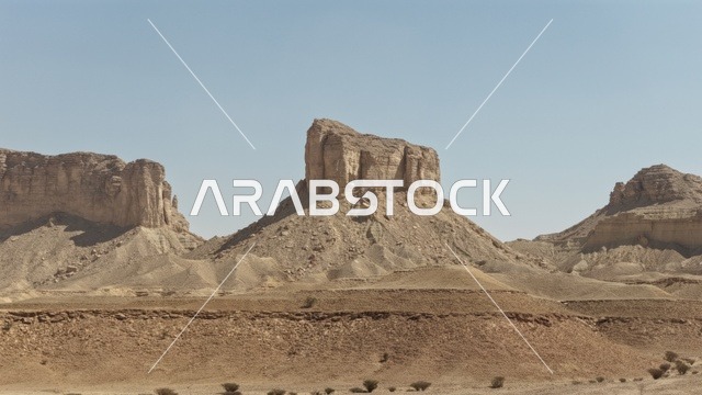 منظر طبيعي  لسلسلة جبال طويق في الرياض في المملكه العربيه السعوديه, مناطق سياحيه مميزه في الرياض, معالم السياحه الشهيره