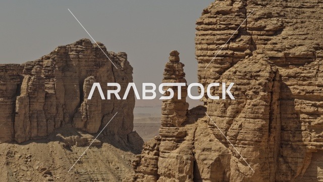 منظر طبيعي  لسلسلة جبال طويق في الرياض في المملكه العربيه السعوديه, مناطق سياحيه مميزه في الرياض, معالم السياحه الشهيره