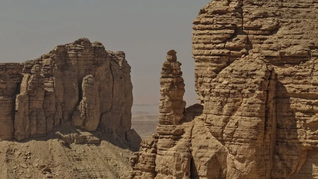 منظر طبيعي  لسلسلة جبال طويق في الرياض في المملكه العربيه السعوديه, مناطق سياحيه مميزه في الرياض, معالم السياحه الشهيره