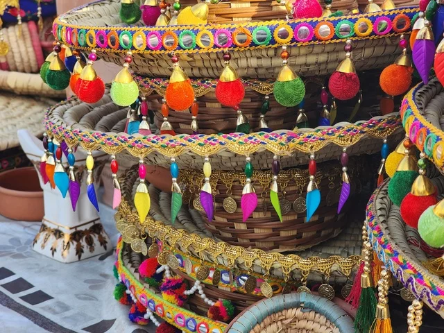 سلات قش مصنوعة يدوياً بتصميم تراثي جميل،مهارة الحرفيين ودقة العمل اليدوي،الأصالة والدفء، روح التراث العربي الأصيل