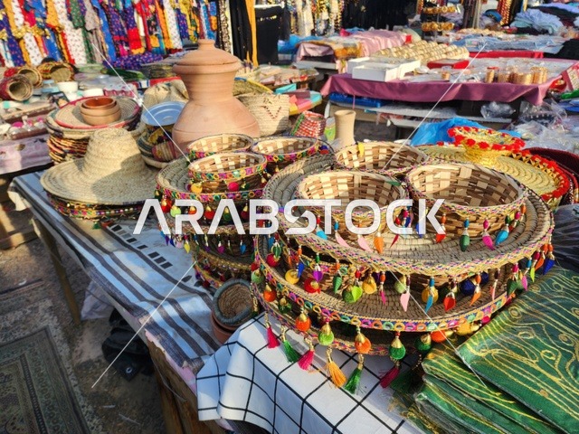 سلات قش مصنوعة يدوياً بتصميم تراثي جميل،مهارة الحرفيين ودقة العمل اليدوي،الأصالة والدفء، روح التراث العربي الأصيل