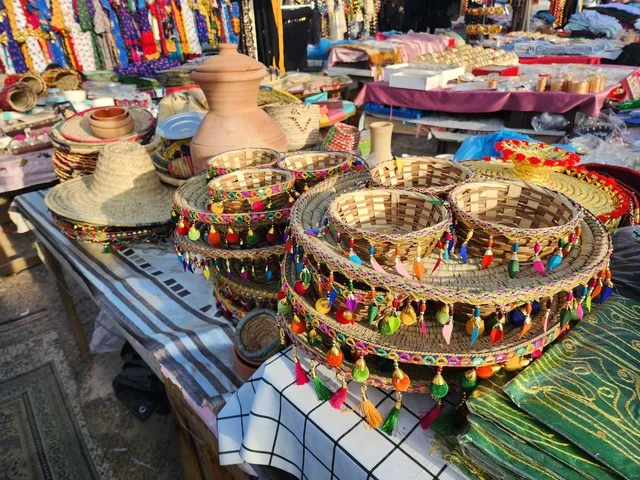 Handmade straw baskets with a beautiful traditional design, the skill of artisans and the precision of handwork, authenticity and warmth, the spirit of authentic Arab heritage.