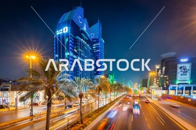 النمو والتطور العمراني على الطراز الحديث والمتطور للأبراج وناطحات السحاب في المملكة العربية السعودية, الفن الهندسي المعماري لبرج مضاء في مدينة الرياض في وقت الليل، معالم ومباني تجارية واقتصادية وسياحية مشهورة في العاصمة، الفن الهندسي المعماري للمنشآت