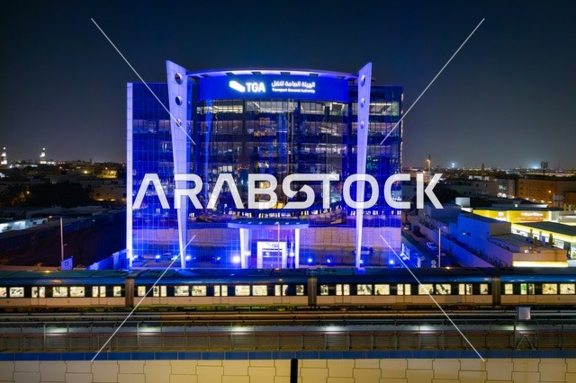 الفن الهندسي المعماري للمنشآت، النمو والتطور العمراني على الطراز الحديث والمتطور للأبراج وناطحات السحاب في المملكة العربية السعودية, الفن الهندسي المعماري لبرج مضاء في مدينة الرياض في وقت الليل، معالم ومباني تجارية واقتصادية وسياحية مشهورة في العاصمة