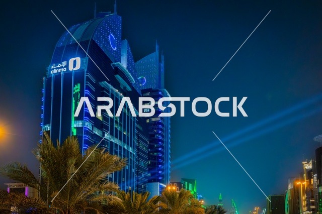 الفن الهندسي المعماري للمنشآت، النمو والتطور العمراني على الطراز الحديث والمتطور للأبراج وناطحات السحاب في المملكة العربية السعودية, الفن الهندسي المعماري لبرج مضاء في مدينة الرياض في وقت الليل، معالم ومباني تجارية واقتصادية وسياحية مشهورة في العاصمة