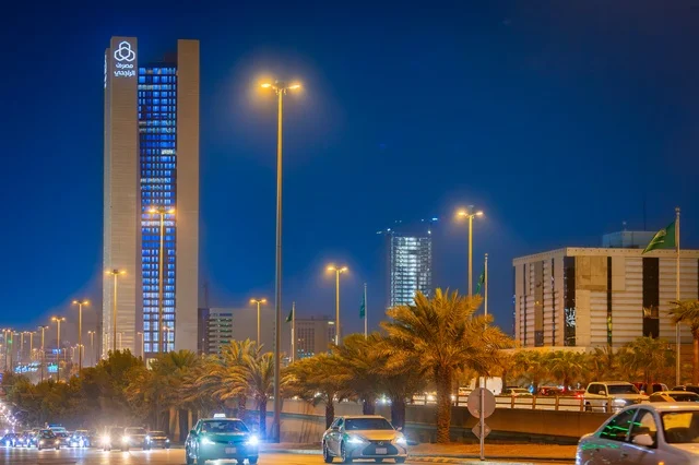الفن الهندسي المعماري لبرج مضاء في مدينة الرياض في وقت الليل، معالم ومباني تجارية واقتصادية وسياحية مشهورة في العاصمة، الفن الهندسي المعماري للمنشآت، النمو والتطور العمراني على الطراز الحديث والمتطور للأبراج وناطحات السحاب في المملكة العربية السعودية