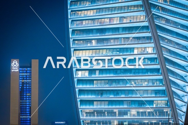 تنمية المنشآت الهندسية الحديثة في المملكة، الفن الهندسي المعماري صورة مقربة  لبرج مضاء في مدينة الرياض في وقت الليل، معالم تجارية واقتصادية وسياحية مشهورة في العاصمة، الفن الهندسي المعماري للمنشآت، النمو والتطور العمراني على الطراز الحديث والمتطور للأبراج