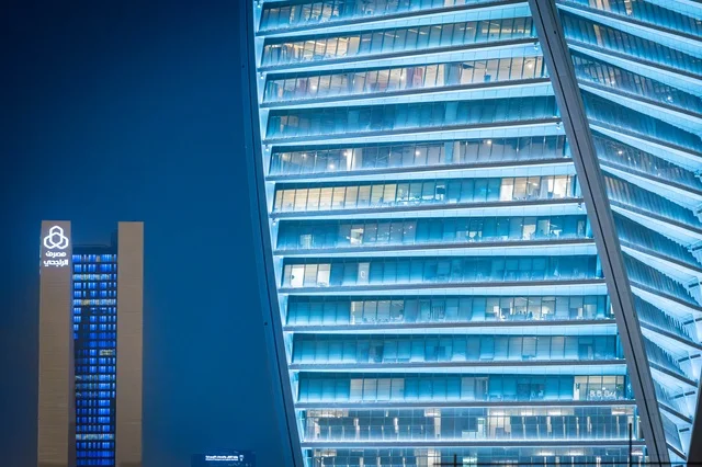 تنمية المنشآت الهندسية الحديثة في المملكة، الفن الهندسي المعماري صورة مقربة  لبرج مضاء في مدينة الرياض في وقت الليل، معالم تجارية واقتصادية وسياحية مشهورة في العاصمة، الفن الهندسي المعماري للمنشآت، النمو والتطور العمراني على الطراز الحديث والمتطور للأبراج