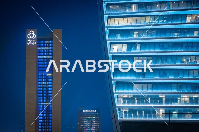 ناطحات السحاب المشهورة في المملكة العربية السعودية، الفن الهندسي المعماري صورة مقربة  لبرج مضاء في مدينة الرياض في وقت الليل، معالم تجارية واقتصادية وسياحية مشهورة في العاصمة، الفن الهندسي المعماري للمنشآت، النمو والتطور العمراني على الطراز الحديث والمتطور للأبراج