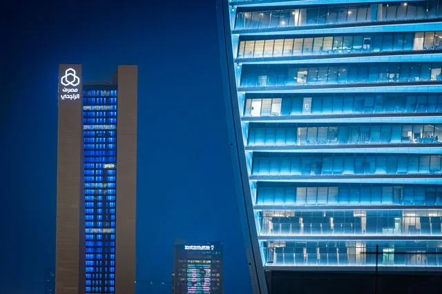 ناطحات السحاب المشهورة في المملكة العربية السعودية، الفن الهندسي المعماري صورة مقربة  لبرج مضاء في مدينة الرياض في وقت الليل، معالم تجارية واقتصادية وسياحية مشهورة في العاصمة، الفن الهندسي المعماري للمنشآت، النمو والتطور العمراني على الطراز الحديث والمتطور للأبراج