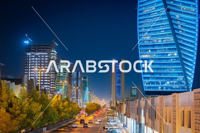 ناطحات السحاب المشهورة في المملكة العربية السعودية، الفن الهندسي المعماري صورة مقربة  لبرج مضاء في مدينة الرياض في وقت الليل، معالم تجارية واقتصادية وسياحية مشهورة في العاصمة، الفن الهندسي المعماري للمنشآت، النمو والتطور العمراني على الطراز الحديث والمتطور للأبراج