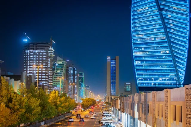 ناطحات السحاب المشهورة في المملكة العربية السعودية، الفن الهندسي المعماري صورة مقربة  لبرج مضاء في مدينة الرياض في وقت الليل، معالم تجارية واقتصادية وسياحية مشهورة في العاصمة، الفن الهندسي المعماري للمنشآت، النمو والتطور العمراني على الطراز الحديث والمتطور للأبراج