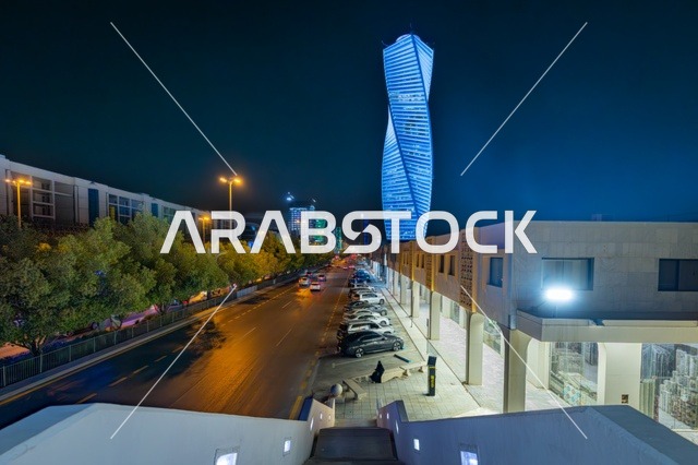 حركة المرور في شارع كبير،  الفن الهندسي المعماري لبرج مضاء في مدينة الرياض في وقت الليل، معالم تجارية واقتصادية وسياحية مشهورة في العاصمة، الفن الهندسي المعماري للمنشآت، النمو والتطور العمراني على الطراز الحديث والمتطور للأبراج