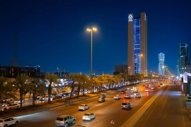 معالم ومباني تجارية واقتصادية وسياحية مشهورة في العاصمة، الفن الهندسي المعماري للمنشآت، النمو والتطور العمراني على الطراز الحديث والمتطور للأبراج وناطحات السحاب في المملكة العربية السعودية, الفن الهندسي المعماري لبرج مضاء في مدينة الرياض في وقت الليل