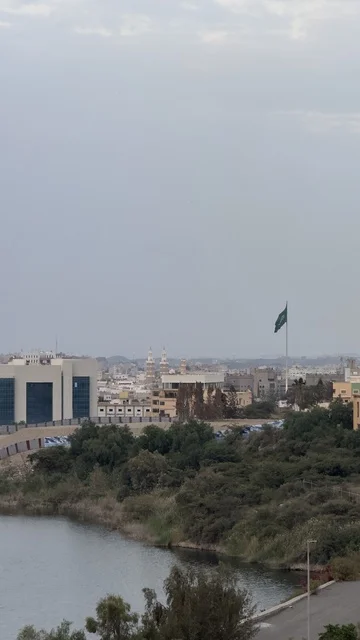 مسطح مائي هادئ، قضاء الوقت الممتع بالرحلات السياحية الترفيهية, أماكن ومعالم السياحة المشهورة, مناطق القمم والمرتفعات الجبلية, المناظر الطبيعية في  أبها في منطقة عسير في المملكة العربية السعودية، جبال ابها المغطى بالغيوم والسحب، الاشجار والنباتات الخضراء