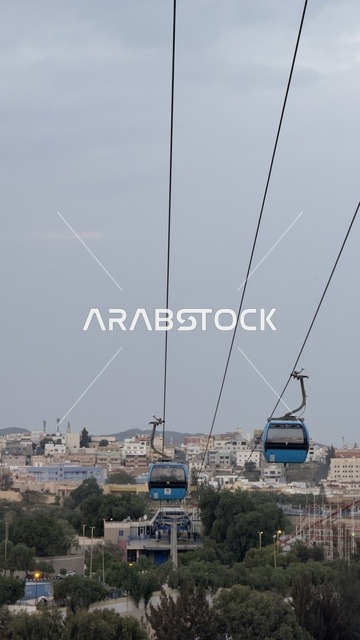أهم الأماكن والمعالم السياحية الطبيعية في المملكة العربية السعودية, الاستمتاع بالأنشطة الترفيهية الشبابية الممتعة في مناطق القمم والمرتفعات الجبلية, العربة المتنقلة وسط الطبيعة, تلفريك في جبال السودة في منطقة عسير, السياحة والترفيه وقضاء الوقت الممتع