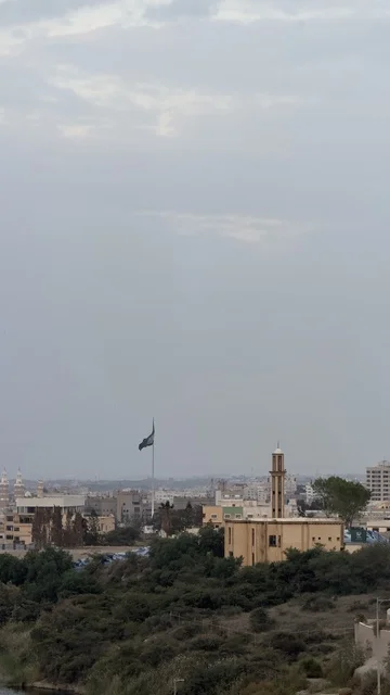 علم المملكة يرفرف في ابها، قضاء الوقت الممتع بالرحلات السياحية الترفيهية, أماكن ومعالم السياحة المشهورة, مناطق القمم والمرتفعات الجبلية, المناظر الطبيعية في  أبها في منطقة عسير في المملكة العربية السعودية، جبال ابها المغطى بالغيوم والسحب، الاشجار والنباتات الخضراء