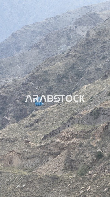 السياحة والترفيه وقضاء الوقت الممتع، أهم الأماكن والمعالم السياحية الطبيعية في المملكة العربية السعودية, الاستمتاع بالأنشطة الترفيهية الشبابية الممتعة في مناطق القمم والمرتفعات الجبلية, العربة المتنقلة وسط الطبيعة, تلفريك في جبال السودة في منطقة عسير