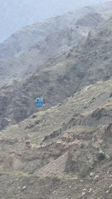 السياحة والترفيه وقضاء الوقت الممتع، أهم الأماكن والمعالم السياحية الطبيعية في المملكة العربية السعودية, الاستمتاع بالأنشطة الترفيهية الشبابية الممتعة في مناطق القمم والمرتفعات الجبلية, العربة المتنقلة وسط الطبيعة, تلفريك في جبال السودة في منطقة عسير