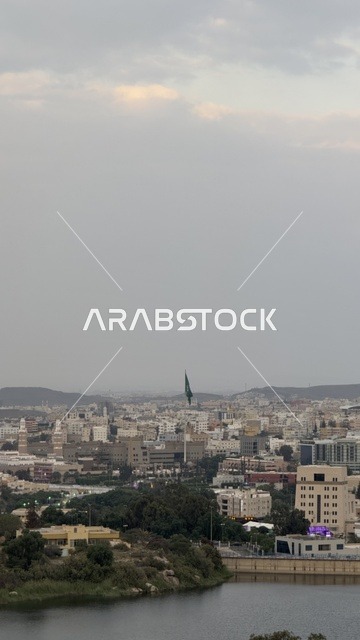 قضاء الوقت الممتع بالرحلات السياحية الترفيهية, أماكن ومعالم السياحة المشهورة, مناطق القمم والمرتفعات الجبلية, المناظر الطبيعية في  أبها في منطقة عسير في المملكة العربية السعودية، جبال ابها المغطى بالغيوم والسحب، الاشجار والنباتات الخضراء