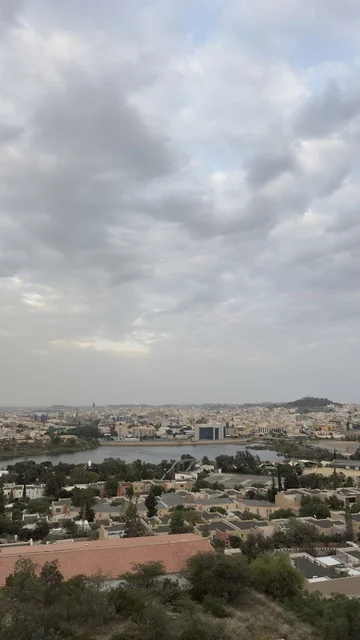 مناطق القمم والمرتفعات الجبلية, أماكن ومعالم السياحة المشهورة, قضاء الوقت الممتع بالرحلات السياحية الترفيهية, المناظر الطبيعية في  أبها في منطقة عسير في المملكة العربية السعودية، جبال ابها المغطى بالغيوم والسحب، الاشجار والنباتات الخضراء