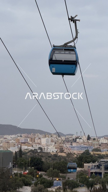 أهم الأماكن والمعالم السياحية الطبيعية في المملكة العربية السعودية, الاستمتاع بالأنشطة الترفيهية الشبابية الممتعة في مناطق القمم والمرتفعات الجبلية, العربة المتنقلة وسط الطبيعة, تلفريك في جبال السودة في منطقة عسير, السياحة والترفيه وقضاء الوقت الممتع