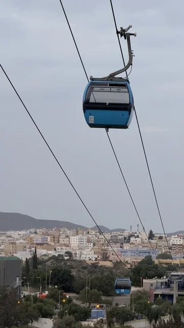 أهم الأماكن والمعالم السياحية الطبيعية في المملكة العربية السعودية, الاستمتاع بالأنشطة الترفيهية الشبابية الممتعة في مناطق القمم والمرتفعات الجبلية, العربة المتنقلة وسط الطبيعة, تلفريك في جبال السودة في منطقة عسير, السياحة والترفيه وقضاء الوقت الممتع